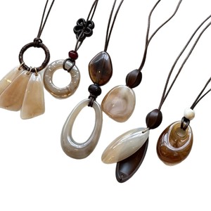 Collier en corde tressée avec pendentif irrégulier en résine pour femme, design minimaliste, chaîne de pull réglable, accessoires de mode - Product Image 2