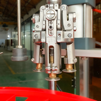 Machine de sertissage automatique YIMU CM100 pour bouchons métalliques de bouteilles de whisky, de vin et d'huile, avec système de verrouillage et de scellement des bouchons en aluminium.