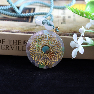 Collier pendentif en résine avec puce de cristal, design géométrique rond, serti clos, bijou unisexe, cadeau - Product Image 4