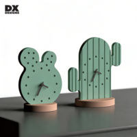 Horloge de table en forme de cactus DX Designs avec base en bois, horloge de bureau décorative pour la maison et le bureau