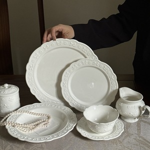 Juego de Vajilla de Cerámica con Relieve Exquisito Francés, Platos con Diseño de Lazo <span class=keywords><strong>y</strong></span> Flores en Relieve para Bodas de Lujo <span class=keywords><strong>y</strong></span> Hoteles Retro de Estilo Palaciego - Product Image 1