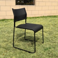 Chaise de visiteur empilable avec assise et dossier en plastique perforé respirant pour bureau, salle de réunion, formation du personnel, salle de classe