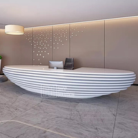 Comptoir de réception de luxe blanc incurvé paramétrique pour clinique dentaire, crèche, spa médical, avec armoire intégrée