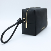 Pochette de maquillage en nylon noir avec logo personnalisé, sangle de poignet nouée, intérieur spacieux, organiseur de beauté promotionnel, trousse de toilette, étui à cosmétiques