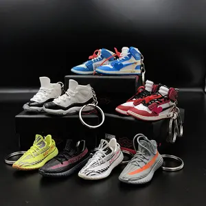 Bán buôn cao su PVC nhựa dễ thương quần vợt bóng rổ 3D Mini Giày vòng chìa khóa Yeezy NK aj1 J ordan Giày Sneaker Keychain với hộp