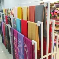Présentoir métallique moderne personnalisé pour foulard en soie, tapis de sol, rideau, châle, nappe, tissu textile pour magasin de détail