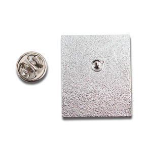 Insignia Personalizada de Aleación de Zinc Plateada con Esmalte Suave y Opciones de Color CMYK para Prendas y Logotipos - Product Image 5