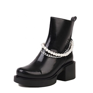 Bottes plates en cuir verni brillant pour femmes, chaussures à chaîne métallique avec <span class=keywords><strong>perles</strong></span>, talons carrés bas, grande taille 45, <span class=keywords><strong>bottines</strong></span> - Product Image 4