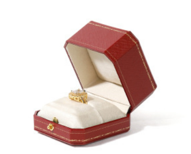 ด้านนอก: สีแดงภายใน: สีเบจ