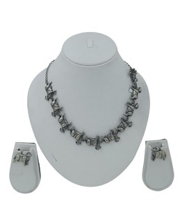 DIVYORO Ensemble Collier et Boucles d'Oreilles Motif Vache Oxydé, Finition Argentée, Bijoux de Mode Premium - Product Image 1
