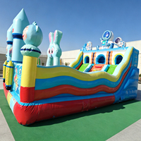 Vente en gros personnalisée de toboggans géants et de trampolines gonflables multi-personnes, grandes structures gonflables à thème