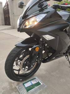 La <span class=keywords><strong>Kawasaki</strong></span> <span class=keywords><strong>Ninja</strong></span> 250cc, un best-seller incontournable, est une moto à essence idéale pour les débutants - Product Image 6