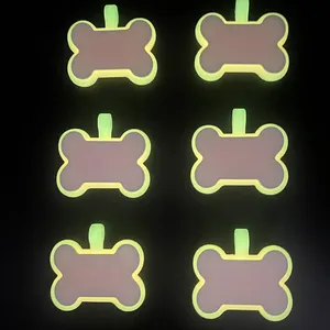 Sẵn sàng Tàu màu cam huỳnh quang Glow-in-The-Dark Silicone Dog name tag cá nhân xương hình dạng khắc Pet collars Dog Tag