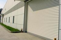 Porte roulante en aluminium antirouille résistante au vent, volet coupe-vent de grande taille au design minimaliste pour supermarché