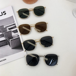 แว่นกันแดดทรงเหลี่ยมกรอบโลหะคุณภาพสูงหรูหราปี 2025 สำหรับผู้หญิง แฟชั่น ป้องกันรังสียูวี 400 สวมใส่สบาย สีสันสดใสสำหรับใช้ในชีวิตประจำวัน - Product Image 6