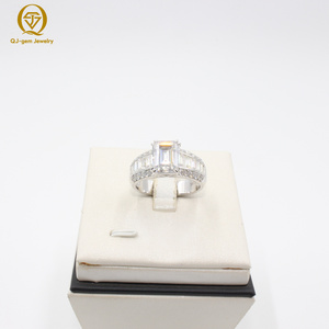 Bague de luxe pour homme en or blanc 18 carats avec diamant de laboratoire taille baguette et certificat IGI – Haute qualité, taille personnalisable, idéale pour un cadeau - Product Image 4
