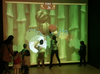 Système de projection interactive au sol à grand écran et haute précision