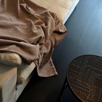 Carreaux de céramique pleine masse effet bois noir mat antidérapants et résistants à l'usure 600x1200 pour salle de bain, cour et intérieur de restaurant