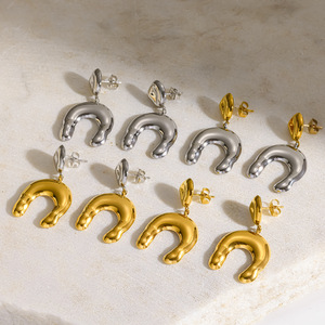 รูปตัวยูฮอร์สชูสแตนเลสสตีลต่างหูทองเงินชุบสำหรับผู้หญิงแฟชั่นเครื่องประดับ TE60671 - Product Image 4