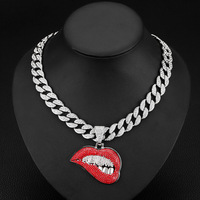 Collier pour Homme en Alliage avec Pendentif Lèvres Rouges et Chaîne Maille Cubaine, Strass Pavé, Style Hip Hop, Bijou Tendance et Audacieux, Vente en Gros