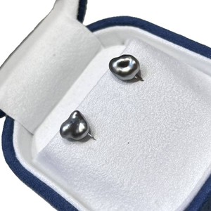 ต่างหูเคชิไข่มุกดำตาฮิติเคซู ขนาด 6-8 มม. ตัวเรือนทองคำขาว 18k - Product Image 5