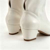 Sepatu Boots Kulit Sapi Putih Lembut Model Split Toe Wanita, Gesper Belakang, Ritsleting, Hak Sedang, Pendek, Elegan, Musim Gugur Musim Dingin, MOQ Rendah