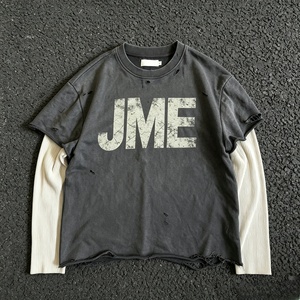 เสื้อยืดแขนยาวทรงโอเวอร์ไซส์ JME สไตล์สตรีทสำหรับผู้ชาย คอกลม พิมพ์ลายตัวอักษรด้านหน้า สีเทา ผ้าคอตตอนเจอร์ซีย์แบบวอช - Product Image 1