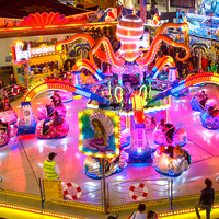 Grand poulpe. Manège Octopus pour Enfants : Attraction Rotative Extrêmement Amusante