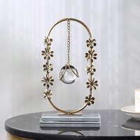 Ornement de boule de cristal avec cadre métallique floral doré de luxe, statue moderne pour table, décorations pour la maison, salon, décoration intérieure