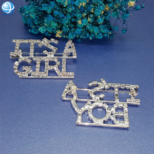 Broche de diamantes de imitación con letras personalizadas, alfileres de seguridad de aleación chapados en plata, regalos de joyería, accesorios de decoración de <span class=keywords><strong>ropa</strong></span> para hombres y mujeres - Product Image 4