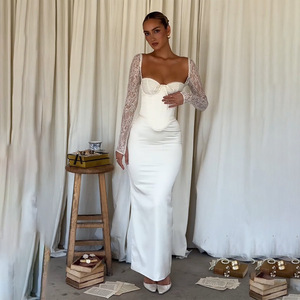 Robe de soirée élégante pour femme à manches longues, en satin, dos nu, coupe ajustée, avec dentelle, décolleté cœur et taille naturelle - Product Image 2