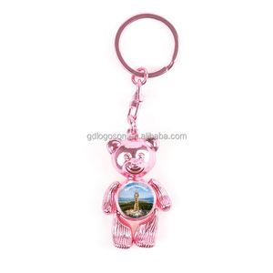 Venta al por mayor 3D lindo pequeño oso de peluche llavero logotipo personalizado Color Rosa Escocia recuerdo aleación llavero estilo de dibujos animados - Product Image 3