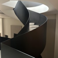 Escalier en colimaçon moderne en acier, design industriel noir et blanc, sûr et durable pour l'intérieur, choix gain de place pour les appartements loft