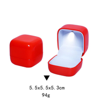 Boîte à bagues mini tendance avec lumières LED, finition brillante haut de gamme, bords arrondis lisses, emballage pour bijoux disponible en stock