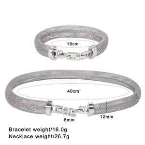 Ensemble de bijoux tour de cou à chaîne clavicule de luxe assortie en <span class=keywords><strong>or</strong></span> 18 carats avec mailles en acier inoxydable mode européenne et américaine transfrontalière - Product Image 5