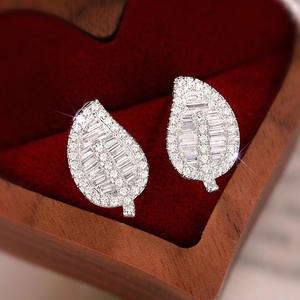 E4245 Orecchini in oro bianco con diamanti taglio baguette naturali da donna in stile classico - Product Image 5