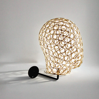 Cabezas de maniquí de fibra de vidrio al por mayor con soporte, maniquí de exhibición de pelucas en pose de pie, diseño premium de malla de alambre