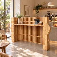 Comptoir de réception moderne en bois massif avec façade à lattes et panneaux latéraux incurvés pour entrée de café commercial