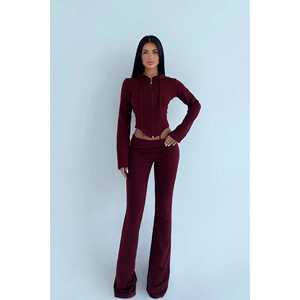 Conjunto de Chándal con Capucha Color Borgoña, Personalizado, Resistente al Viento, Transpirable, para Invierno, Tallas Grandes, con Logotipo Estampado por Sublimación y Pedrería - Product Image 3