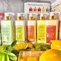 Crème Corporelle Éclaircissante de Haute Qualité à la Vitamine C, Curcuma et Glutathion – Hydratante, Anti-âge, Illuminateur de Peau, Anti-taches Brunes