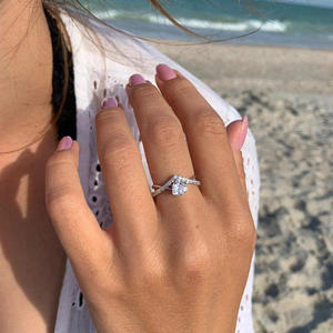 Anello di Fidanzamento Q537 per Donna in Oro Bianco con Diamante Naturale Taglio Brillante Rotondo Colore G e Pietre Laterali - Product Image 6