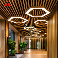 Plafond suspendu en aluminium ignifuge Alumtimes à grain de bois, à lattes linéaires en U, pour centres commerciaux, hôpitaux et hôtels