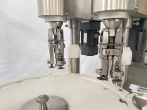 Machine de remplissage portable Hebo à 4 têtes pour flacons en verre personnalisés et petits gobelets, avec scellage sous vide - Product Image 5