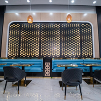 Ensemble de meubles modernes sur mesure en cuir bleu avec garniture dorée, table et chaises pour restaurant commercial, café, bar