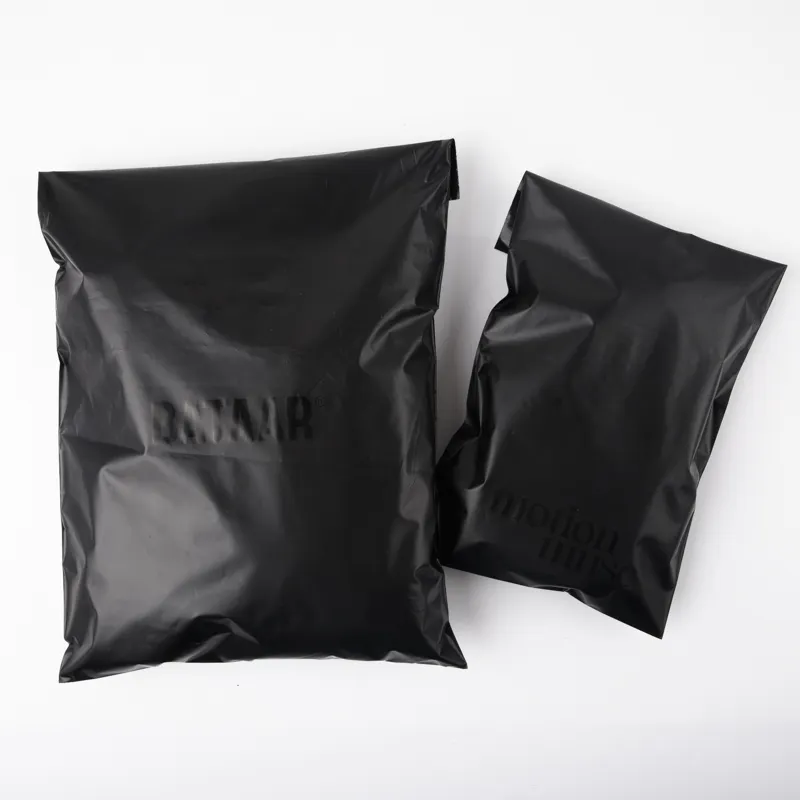 Sacs postaux en polyéthylène noir avec logo en or personnalisé sacoches d'affranchissement logistique sacs d'expédition en plastique de livraison de courrier express