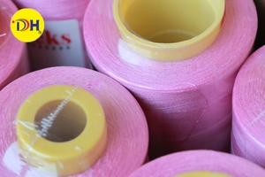 Độ bền cao 100% Spun màu Polyester chỉ khâu 40/2 5000y nhuộm mẫu với độ bền kéo tuyệt vời cho hàng may mặc - Product Image 5