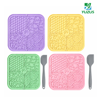 Tapis de léchage en silicone pour chien, texture nid d'abeille à quatre zones, forme cœur, pour alimentation lente et enrichissement alimentaire humide