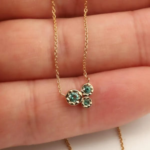 Collier Émeraude Verte Ronde à Trois Pierres, Bijou de Naissance en Or Massif 14K, Pendentif Vert Miniature, Joaillerie Fine de Qualité Supérieure - Product Image 4