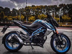 Motocicleta Usada NK150 de Gasolina de 4 Tiempos, Cinco Velocidades, 110 mph, Bajo Kilometraje, Bien Mantenida, CFMOTO NK15 - Product Image 4