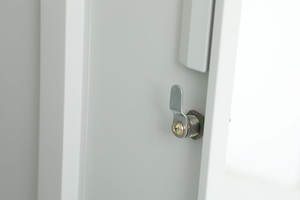 Casiers en acier personnalisés à double porte à 12 compartiments pour les vestiaires des gymnases et des écoles avec un design moderne, options de serrure à clé et à combinaison - Product Image 2